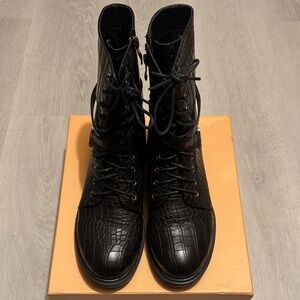 Elegant Black Crocodile Pattern Women's Combat Boots